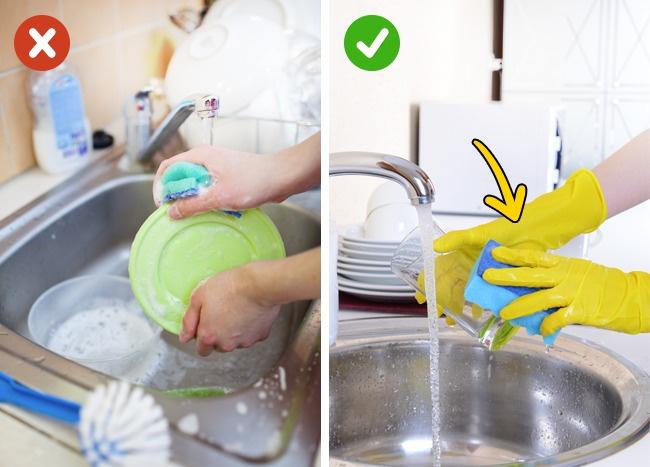 Izmanto cimdus mazgājot... Autors: Bitchere 5 noslēpumi kā likt rokām izskatīties jaunākām