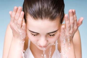 Tīri savu seju vismaz vienreiz... Autors: Fosilija Kā rūpēties par savu sejas ādu un izsitumiem/pumpām