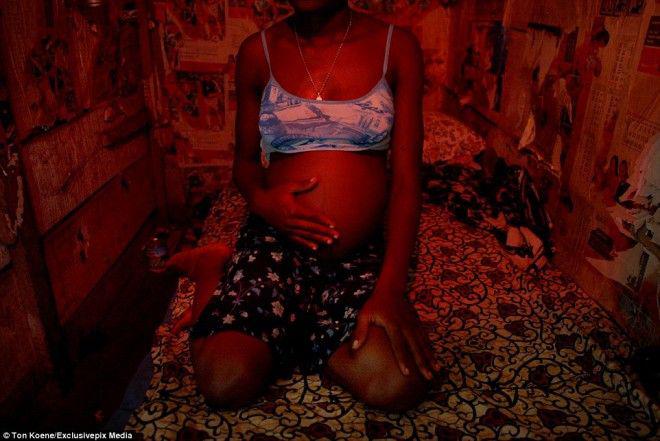 Fotogrāfs pavadīja pusotru... Autors: matilde Atklāti par prostitūciju Nigērijā, kur AIDS ir laupījis 10 miljonus dzīvību!