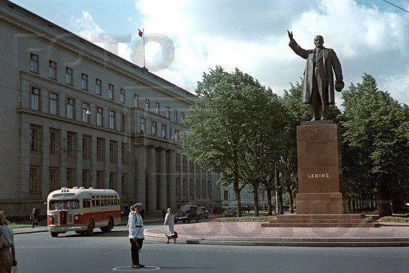 Ļeņina piemineklis Autors: theFOUR Vai Tu atceries, kā Rīga izskatījās pirms 40 gadiem?