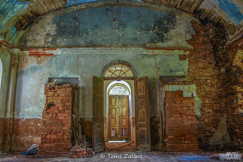 Skats uz ieejas durvīm no... Autors: TomyR Pamestā Galgauskas baznīca