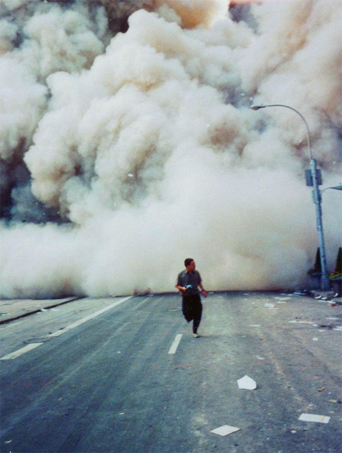 Kāds censcaronas bēgt Vai... Autors: slepkavnieciskais Īpaši 9/11 attēli, kurus, iespējams, nebūsi redzējis.
