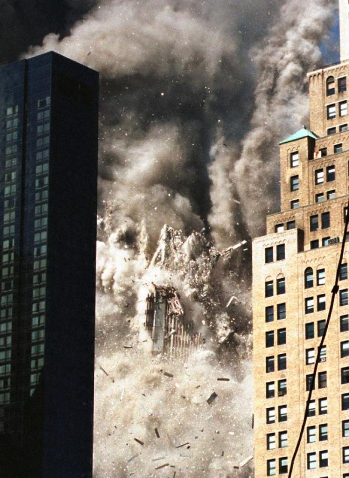 Vairākas apkārtējās ēkas tika... Autors: slepkavnieciskais Īpaši 9/11 attēli, kurus, iespējams, nebūsi redzējis.