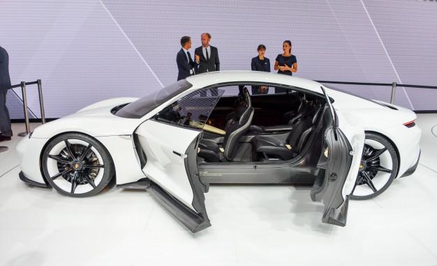 Loti skaists auto ar izcilu... Autors: The Next Tech Porsche izskatīgais Teslas konkurents būs uz ceļiem jau 2019. gadā