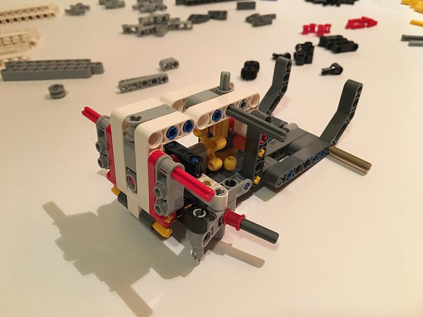 Saliekam autiņam priekscaronu Autors: Fosilija Montējam lielāko LEGO Technic modeli – 1. daļa