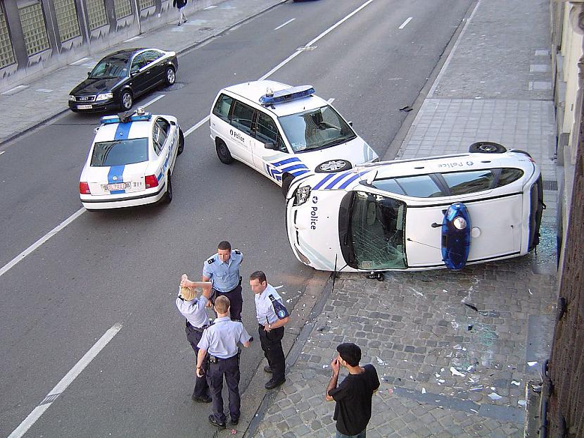 Arī policijai mēdz gadīties... Autors: Latvian Revenger 26 smieklīgi attēli ar tekstiņiem
