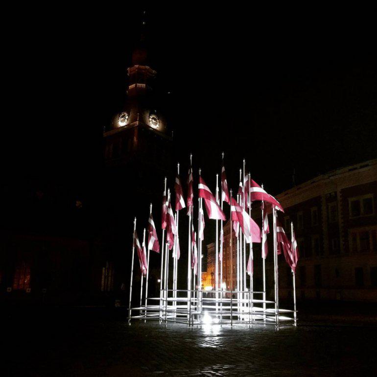 Arī tumscaronajā diennakts... Autors: 100 A Kā latvieši iemūžina patriotisma nedēļu fotogrāfijās. Neliela reportāža!