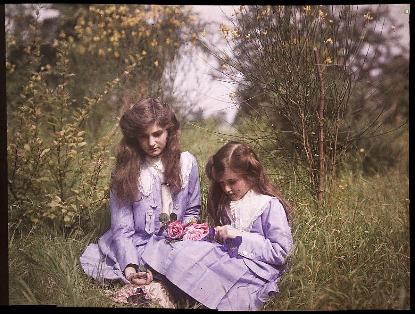 Māsas sēžot dārzā un pinot... Autors: Lestets Senākās krāsainās fotogrāfijas un pasaule tajās pirms 100 gadiem