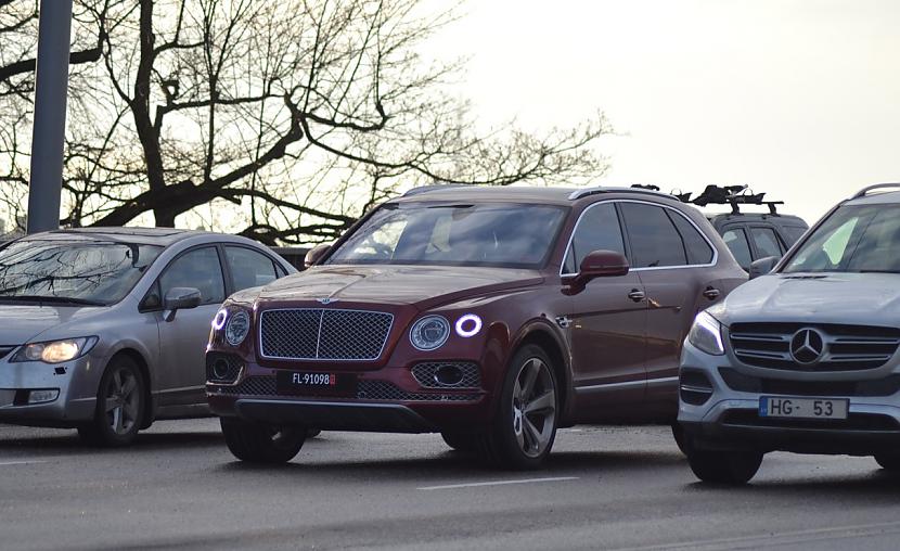 Bentley Bentayga Autors: LGPZLV Dārgas mašīnas uz Latvijas ceļiem. 2017 #11 NOSLĒGUMS