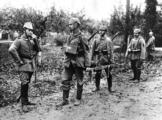 Vācu kareivis runā pa lauka... Autors: Lestets 1. pasaules kara ieroči un tehnoloģijas | 1. daļa