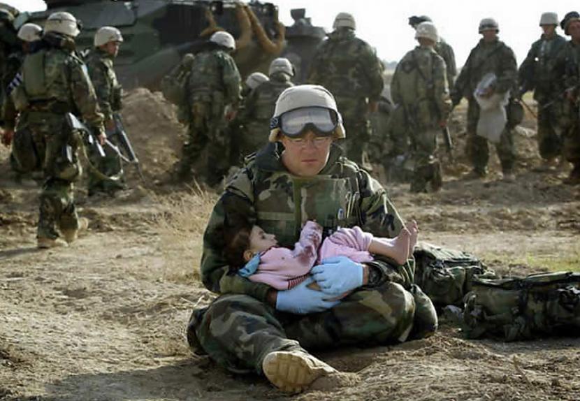 Amerikāņu karavīrs tur bērnu... Autors: Lestets Mums ir cerība