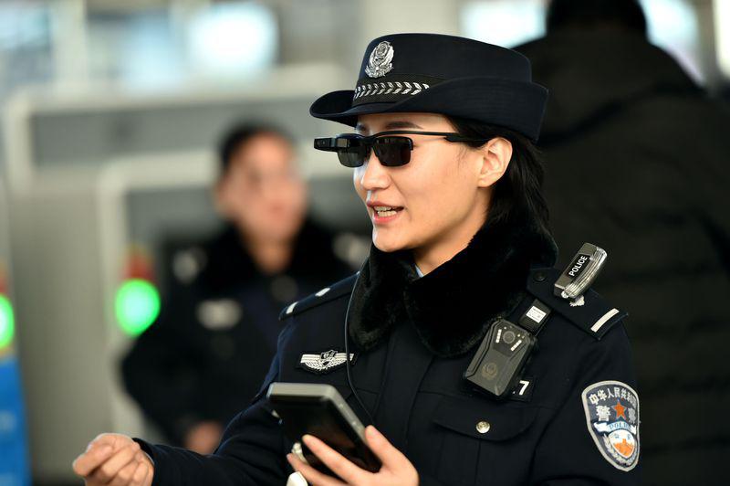 Policiste Zhang Xiaolei stāsta... Autors: pyrathe Saulesbrilles ar sejas atpazīšanas funkciju