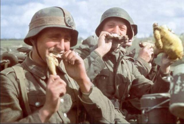 Vērmahta kareivji mielojas ar... Autors: Lestets Kara šausmas: kauja par Staļiningradu 1942-1943. g.