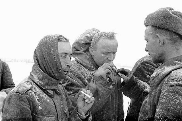 Padomju kareivis dod piesmēķēt... Autors: Lestets Kara šausmas: kauja par Staļiningradu 1942-1943. g.