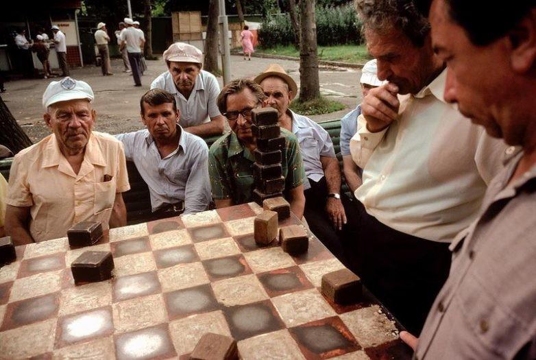 Dambretes spēle pagalmā... Autors: pyrathe Back to USSR (PSRS 1981. gads)