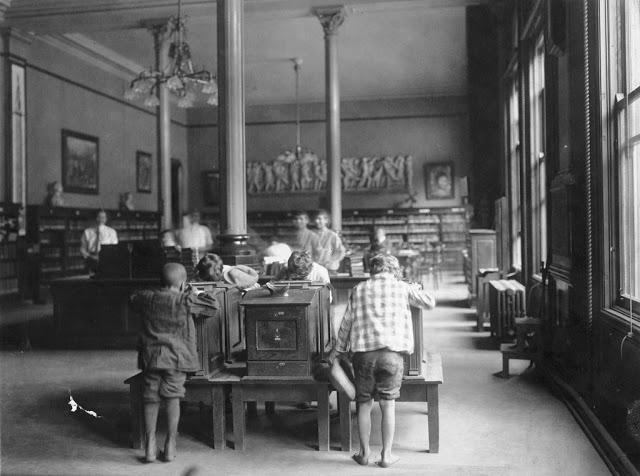 Bērni lieto stereoskopus ap... Autors: Lestets Sinsinati publiskā bibliotēka pirms tās demolācijas 1955. g.