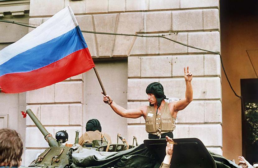 Kareivis ar karogu pametot... Autors: Lestets PSRS sabrukums vēl neredzētās bildēs