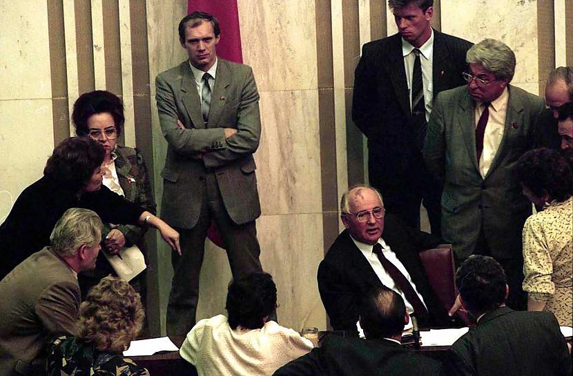 Gorbačovs parlamentā pēc... Autors: Lestets PSRS sabrukums vēl neredzētās bildēs