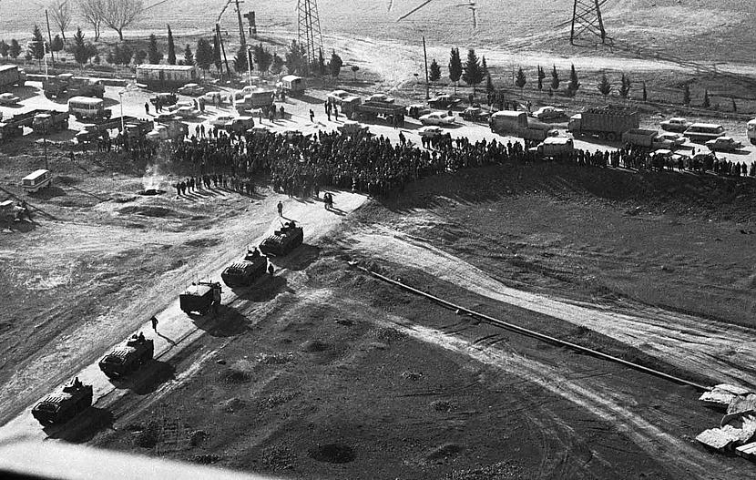 Pūlis bloķē ceļu Gandžā... Autors: Lestets PSRS sabrukums vēl neredzētās bildēs
