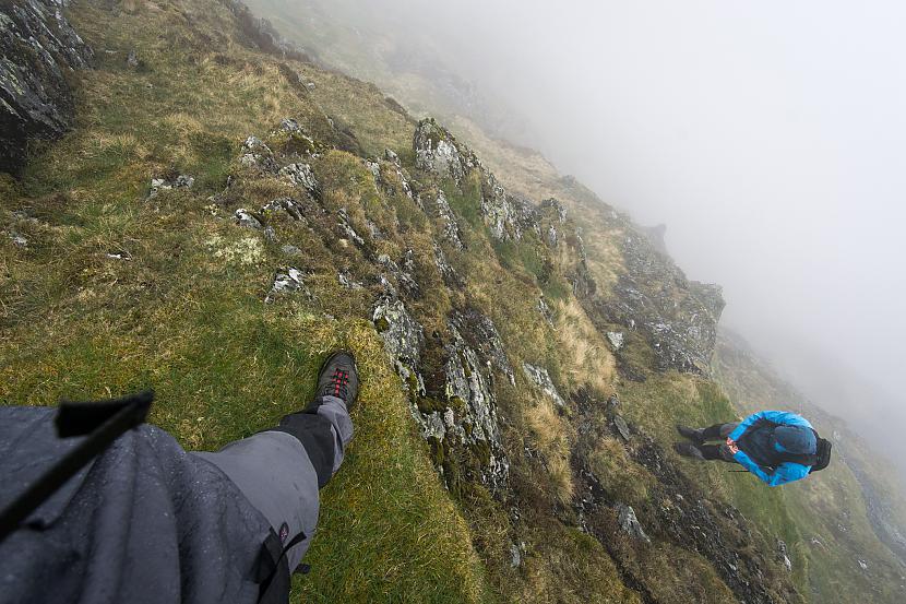 Ejot pa kalnu lejup mākoņa dēļ... Autors: Fosilija Blencathra via Sharp Edge