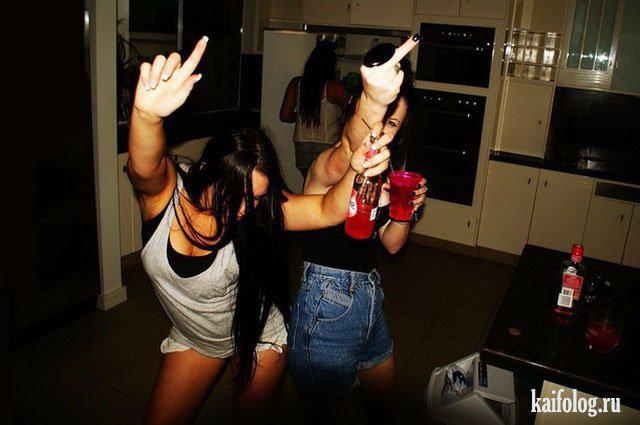 Pudeles un glāzes ir  laiks... Autors: Latvian Revenger Meitenes un ballītes - smieklīgas bildītes