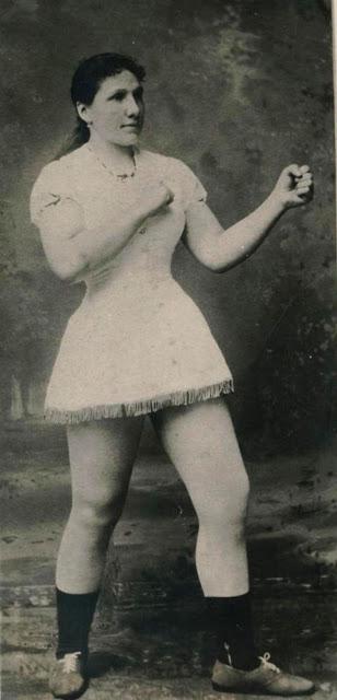Hetija Stjuarte 1883 g Viņa... Autors: Lestets Senākās sieviešu boksa fotogrāfijas