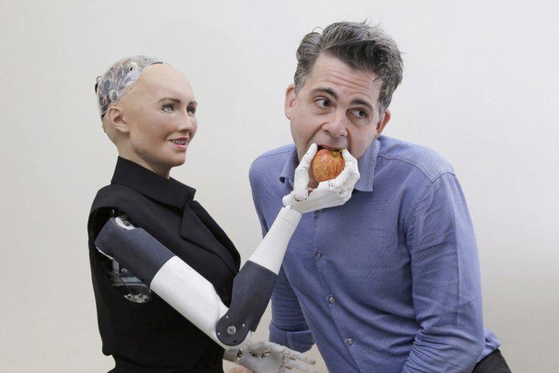 Deivids Hensons ir eksperts... Autors: matilde Robota «Sofija» izgudrotājs uzskata, ka 2045. gadā cilvēki precēsies ar robotiem