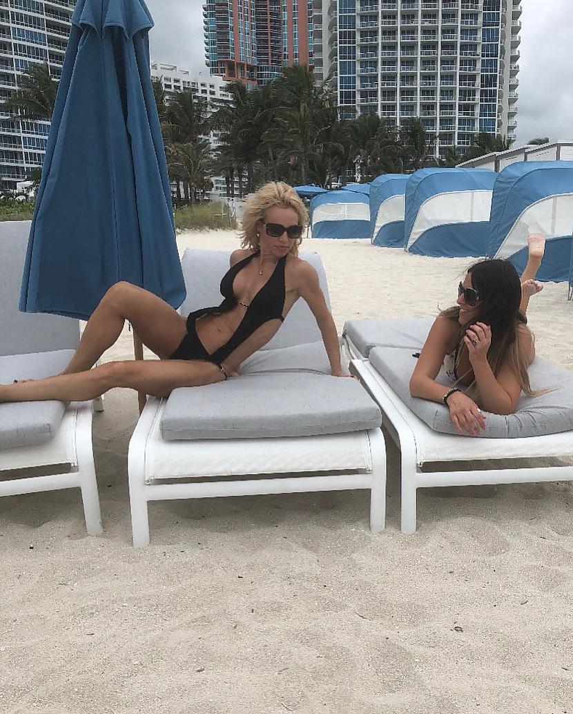  Autors: mazais28 Claudia Romani & Carol Paredes Hot sexy & Bikini