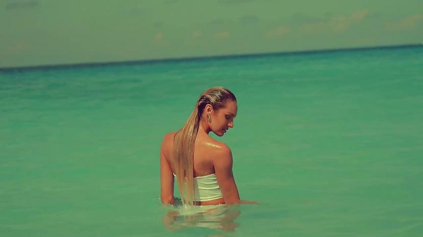  Autors: mazais28 Candice Swanepoel in hot & sexy bikini.