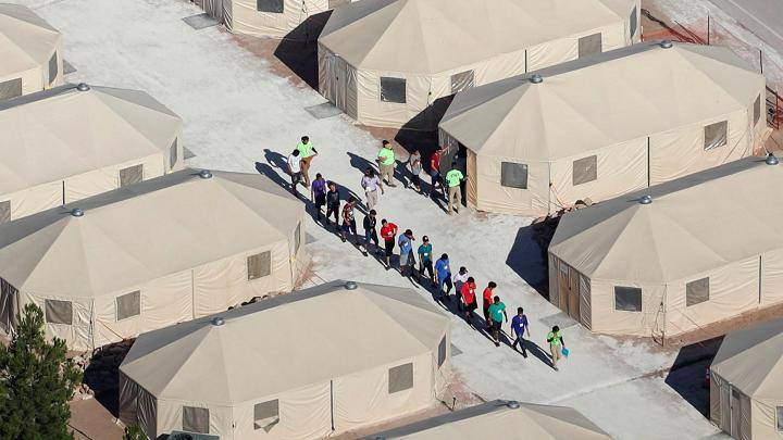 Telscaronu pilsētiņa... Autors: Testu vecis Trampa migrantu seperācijas politika: Teksasā bērni tiek turēti «būros»