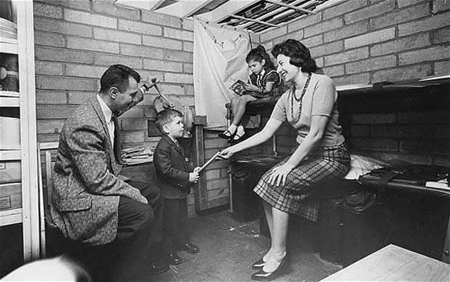 Ģimene iemēģina patversmi Autors: Lestets Kodolkara patversmes ASV no Aukstā kara laikiem