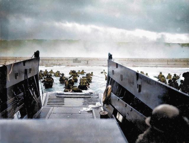 ASV karavīru izsēscaronanās Autors: Lestets D-diena krāsās: Sabiedroto izcelšanās Normandijā iekrāsotās fotogrāfijās