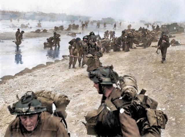 Britu karavīri palīdz... Autors: Lestets D-diena krāsās: Sabiedroto izcelšanās Normandijā iekrāsotās fotogrāfijās