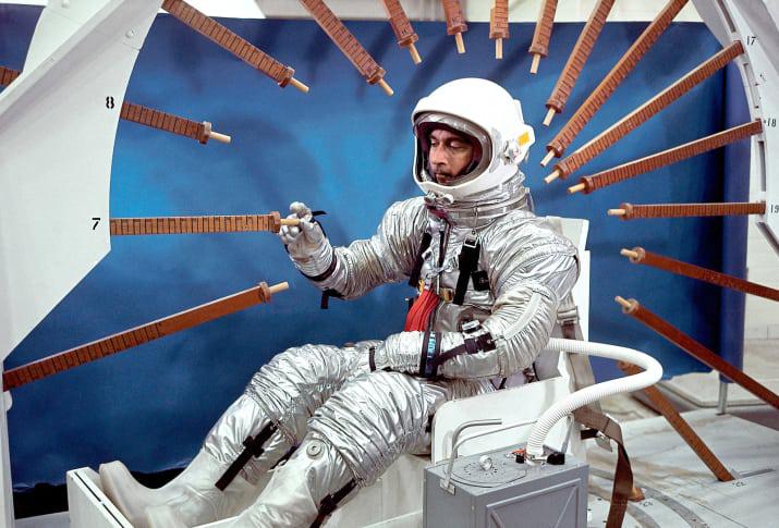 Astronauts Džons Jungs ar... Autors: Lestets NASA agrīnās dienas retā fotogrāfiju kolekcijā