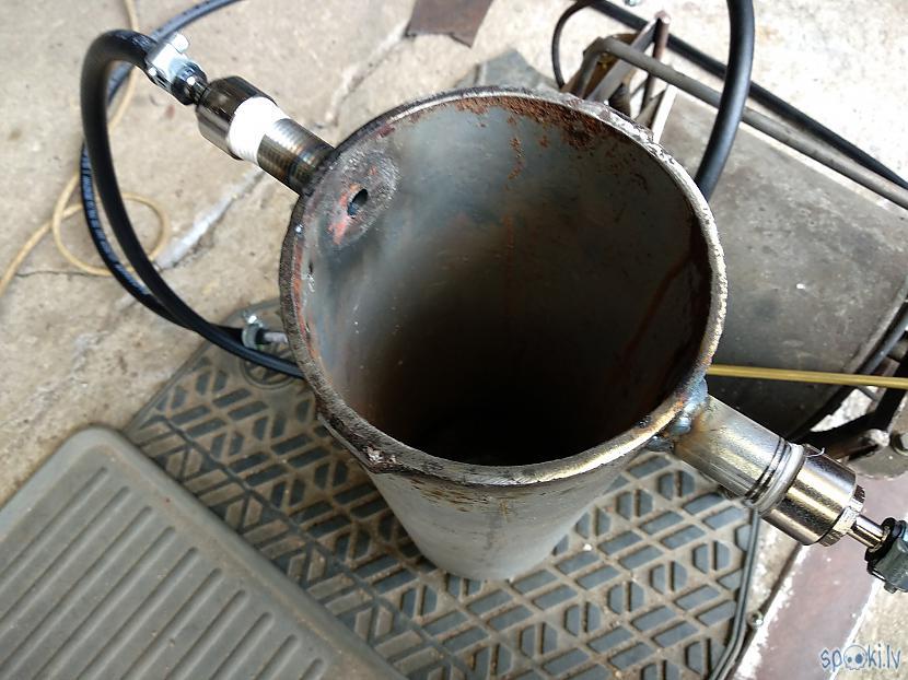Nopucējam cik varam caurules... Autors: 76martini Konstruējam paši eļļas vakuumsūkni, eļļas atsūknēšanai no automašīnas dzinēja.