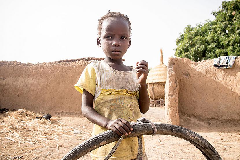 Burkinfaso Rietumāfrikā... Autors: Geimeris Bērni dažādos turības līmeņos izrāda savu mīļāko rotaļlietu...