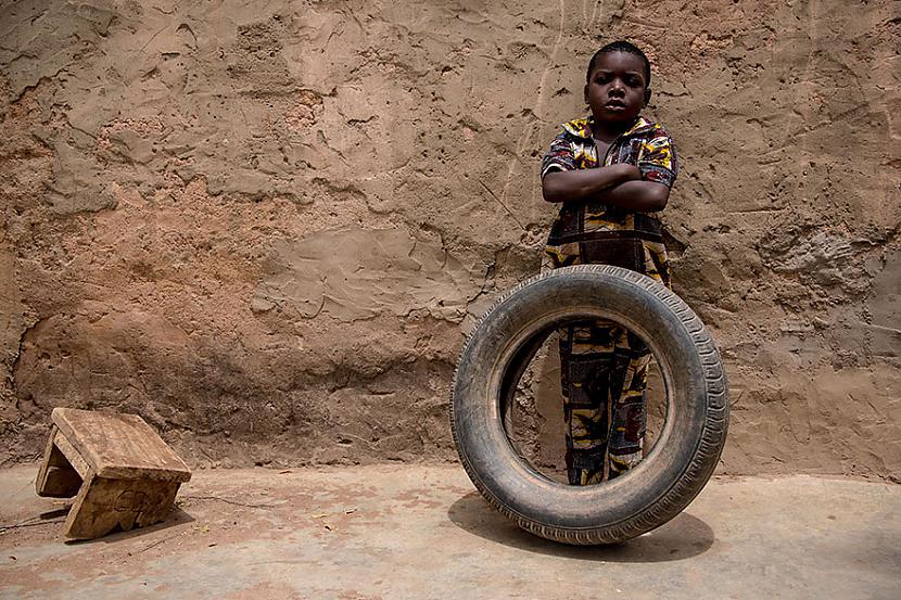 Arī Rietumāfrikā... Autors: Geimeris Bērni dažādos turības līmeņos izrāda savu mīļāko rotaļlietu...