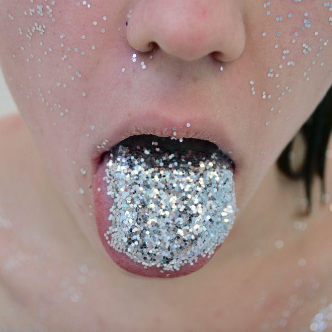  Autors: Fosilija Licking Glitter Is A New Trend.