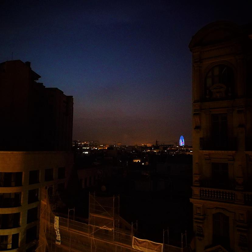 Visa pilsēta scaronai naktij... Autors: Sanna Līgošana Barselonā