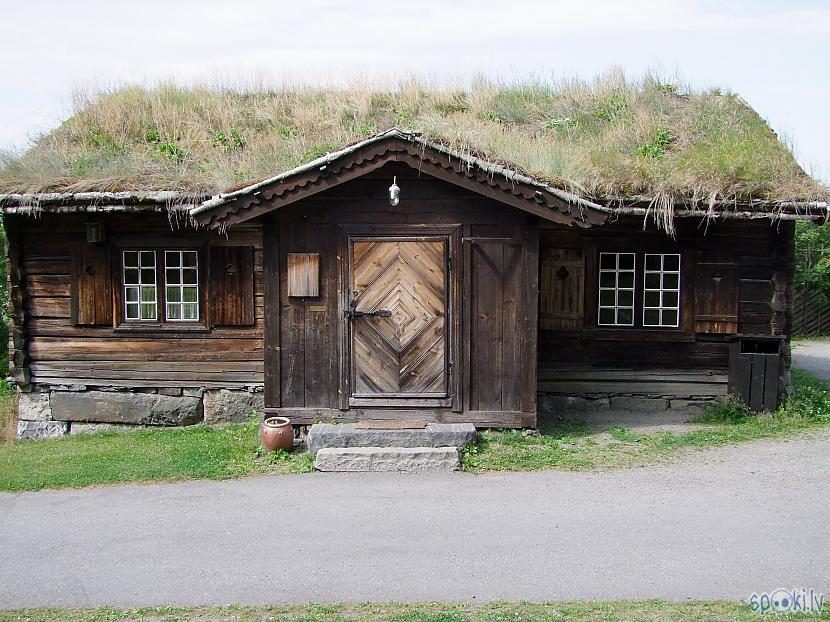 Tradicionālais velēnu jumts... Autors: blusu_kerajs Norvēģijas brīvdabas muzejs Lillehamerē