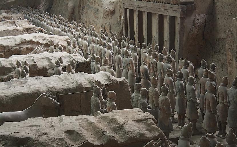 Foto PixabayPēc atrastajiem... Autors: Lestets Kāpēc pirmais Ķīnas imperators uzbūvēja un apraka 7000 lielu terakotas armiju?