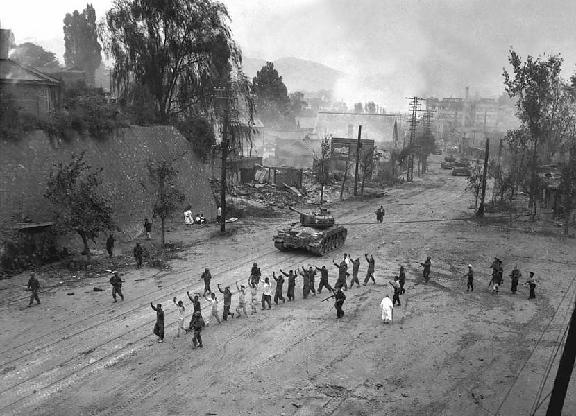 Kara gūstekņikuriem seko tanks Autors: Altenzo Korejas karš bildēs
