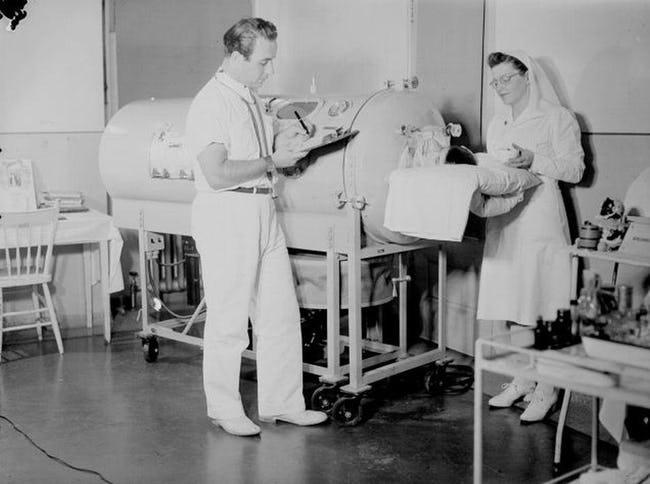 1945 gads iron lung... Autors: Altenzo Medicīnas ierīces 1900-tajos gados