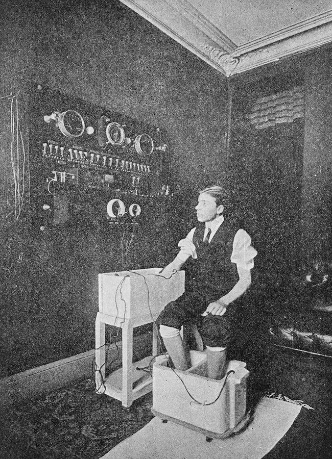 1910 gads vīrietis ietur... Autors: Altenzo Medicīnas ierīces 1900-tajos gados