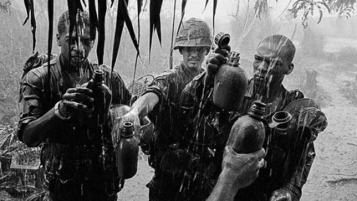 Karavīri uzpilda savas pudeles... Autors: Lestets Vjetnamas karš: nepārveidotas bildes no kaujas lauka