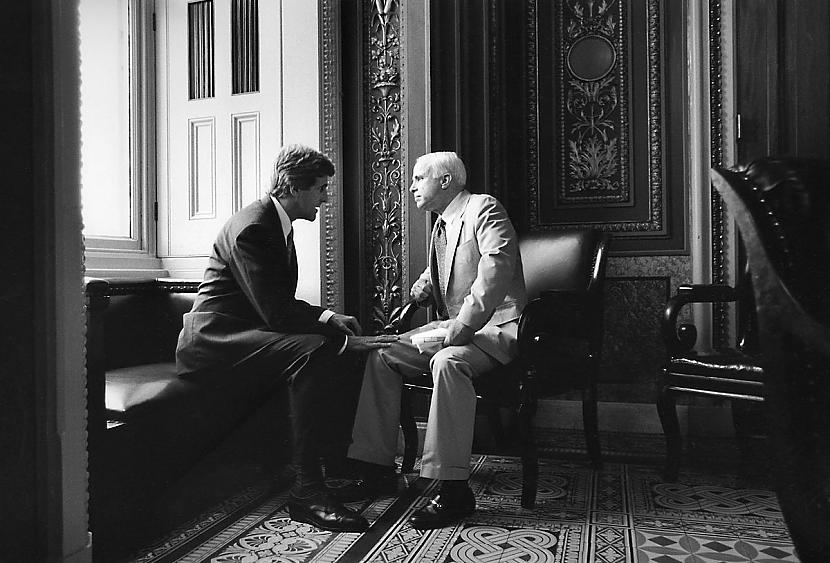 Senators Džons Kerijs sit... Autors: Els Bels Džona Makeina raibā dzīve fotogrāfijās