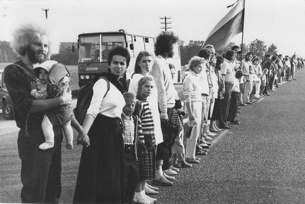  Autors: 100 A 25 fotogrāfijās par vēsturisko Baltijas ceļu. Šī diena paliks atmiņā!