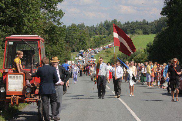  Autors: 100 A 25 fotogrāfijās par vēsturisko Baltijas ceļu. Šī diena paliks atmiņā!