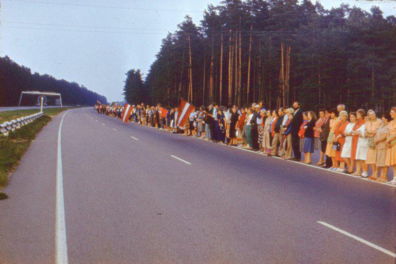  Autors: 100 A 25 fotogrāfijās par vēsturisko Baltijas ceļu. Šī diena paliks atmiņā!