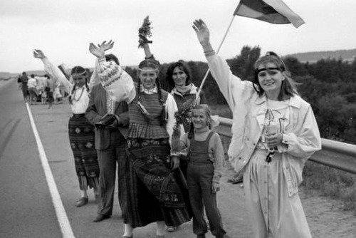  Autors: 100 A 25 fotogrāfijās par vēsturisko Baltijas ceļu. Šī diena paliks atmiņā!